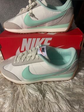 Nike Women’s Retro Runner Sneakers - Mint/White/Taupe